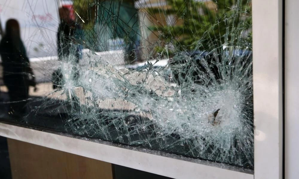 Καλλιθέα: Επίθεση με βαριοπούλες κατά αστυνομικών την νύχτα